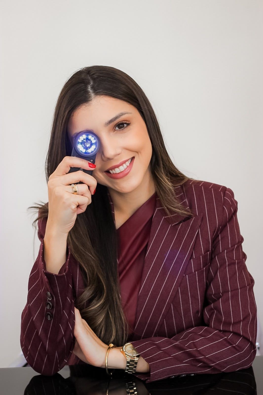 Dra. Rafaella Souza com dermatoscópio